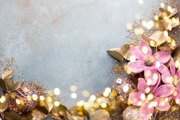 Празднование нового года и рождественский фон с золотыми цветами, снегом, звездами и рождественскими украшениями.