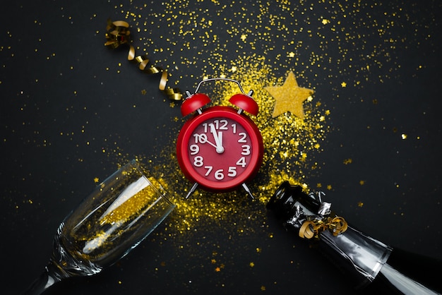 黒いテーブルの上の新年のお祝いの時計