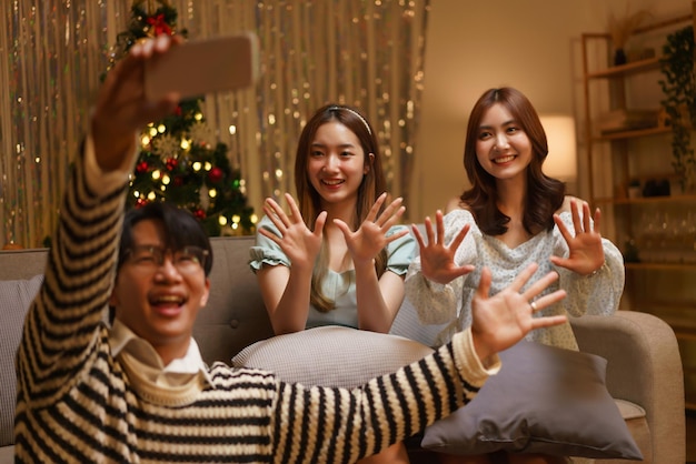 Концепция празднования Нового года Группа друзей вместе делает селфи на смартфоне на новогодней вечеринке