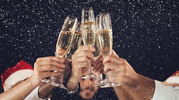 Photo new year celebration. people holding glasses of champagne making a toast, copy space