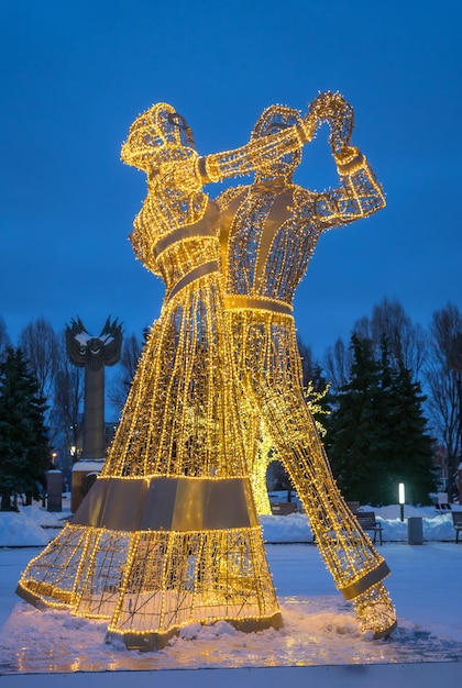 L'illuminazione notturna di capodanno e natale illumina le figure di ballerini a mosca, russia