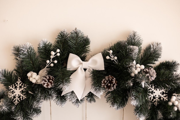 正月クリスマス背景白いテーブル装飾的なモミの贈り物と白い家の正面図の新年の装飾
