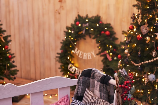 正月とクリスマスの裏庭の装飾 クリスマス ツリーのリースとギフト