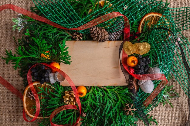 黄麻布の背景に新年とクリスマスの作曲グリーティングカードスタイリッシュなフラットレイコピースペース..。