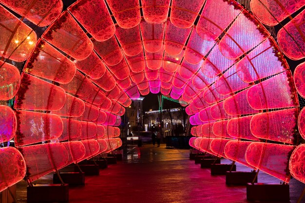 Capodanno e decorazioni natalizie per strada sotto forma di tunnel al neon. copia spazio.