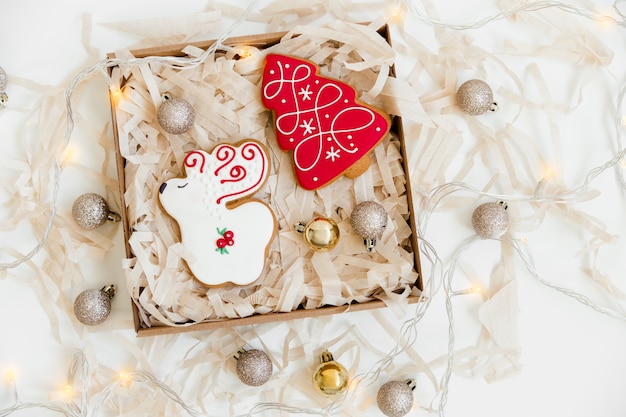 新年とクリスマスのジンジャーブレッドクッキーとクリスマスボール。鹿とクリスマスツリーの形。上面図。