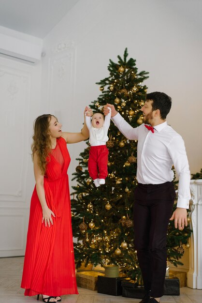 새해와 크리스마스 엄마와 아빠는 어린 아들을 배경으로 손을 잡고 있다