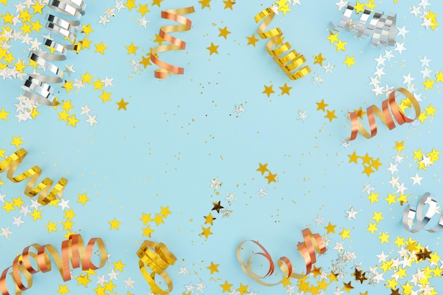 Фото Новый год рождество или день рождения фон разбросанные праздничные конфетти растяжки звезды и блеск