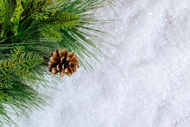 松の装飾ボールの雪片と枝に新年のクリスマスの雪