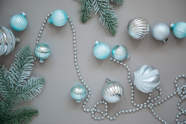 Photo new year and christmas tree decorations on grey background