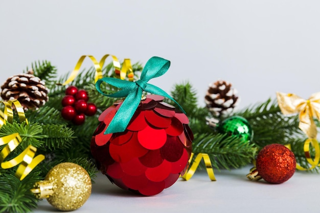 새해 크리스마스 트리 장난감 나가지 크리스마스 나무 새해 장식품 다채로운 배경