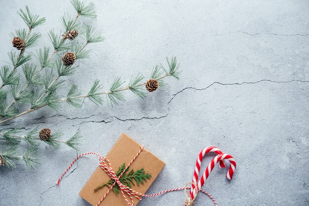 クリスマスギフトボックス、松ぼっくり、クロベの枝で新年の構成
