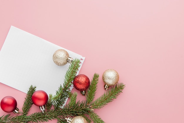 Новогодняя концепция. Список целей в блокноте, подарочной коробке и рождественские украшения розового пастельного цвета с копией пространства