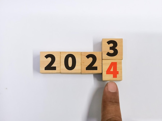 사진 새 해 개념 나무 큐브에 2023 년에서 2024 년을 대체