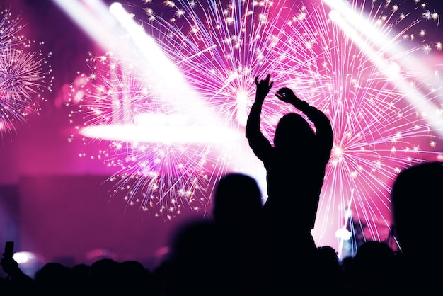 Foto concept di capodanno con folla applaudente e fuochi d'artificio