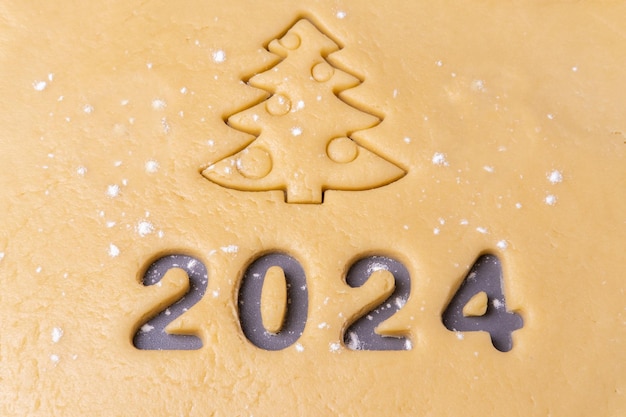 사진 새해에는 집에서 만든 유기농 쿠키를 요리하고 숫자와 모양의 쿠키를 잘라내십시오.