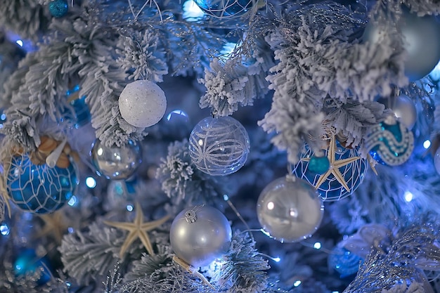 新年の装飾の背景/ぼやけた美しいクリスマスの背景、装飾されたクリスマスのモミのおもちゃ