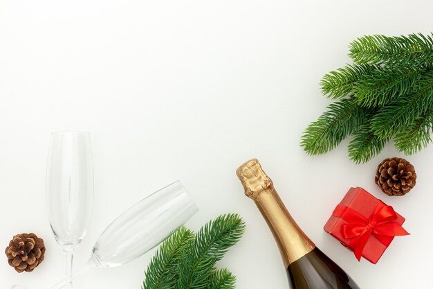 Decorazione di capodanno con una bottiglia di champagne e rami di abete