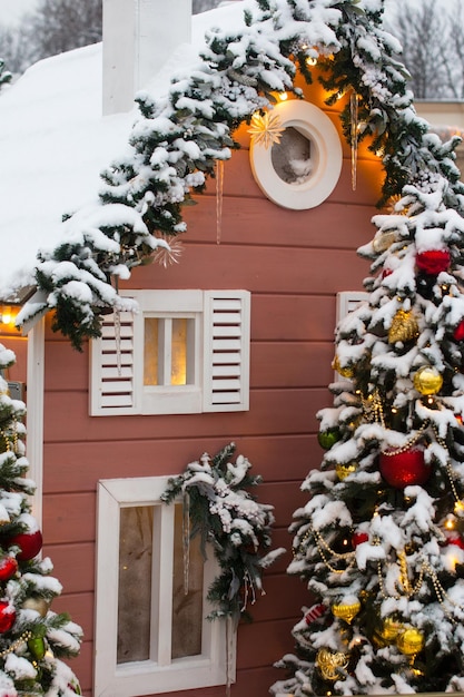 Фото Новогодние украшения в городе декорированные праздничные улицы зимние дома с рождественскими елками и фонарями