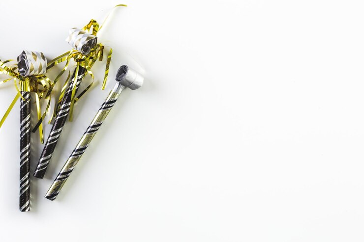 New Year Eve party blowouts op een witte achtergrond.
