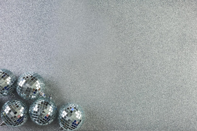 New Year Eve party decoraties op zilveren achtergrond.