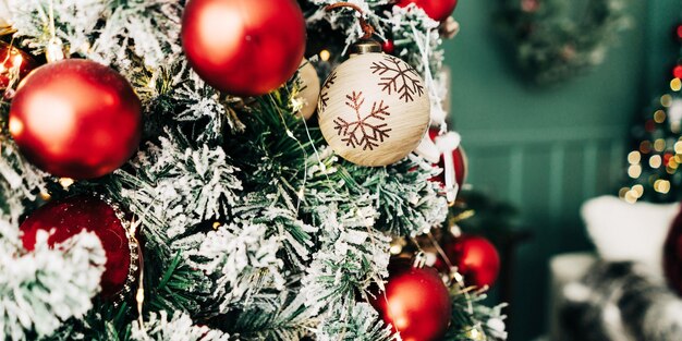 Photo new year festive banner christmas decorations and balls on the tree the bokeh of garland