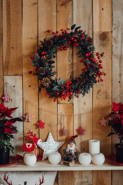Новогодние праздничные украшения в теплых тонах, елка и рождественский венок