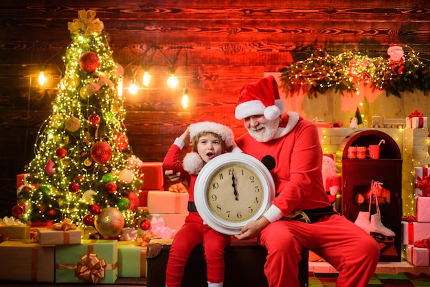 新年の真夜中の小さなアシスタントは、クリスマスの古い時計の時間を保持します幸せな新年メリークリスマス