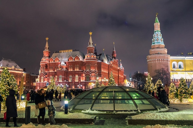 Новый год в Москве возле Красной площади Декорированные здания и дерево с огнями и гирландами Москва Россия 5 января 2019 года