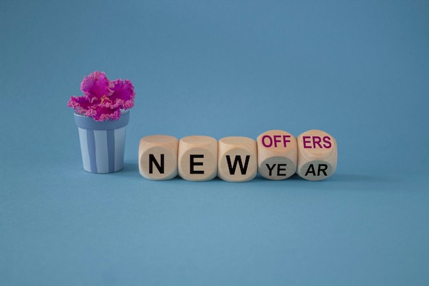 Photo new year and offers symbol concept word new year new offers on beautiful wooden cubes