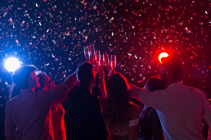 Photo new year party at nightclub. crowd of friends with champagne glasses, copy space