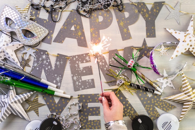 写真 テーブルの上の新年会の銀の装飾。