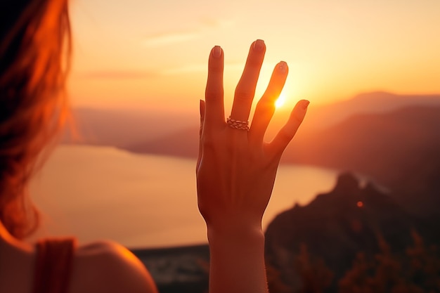 新年の計画とビジョンのコンセプト 女性の手が夕陽に触れる 手の指