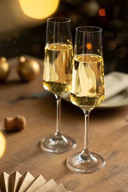 Встреча Нового года с двумя бокалами шампанского