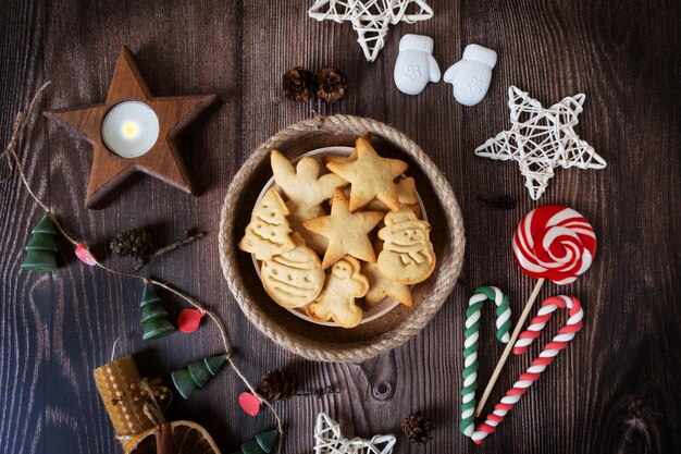 Foto biscotti di capodanno cucinati a casa sulla tavola con decorazioni natalizie