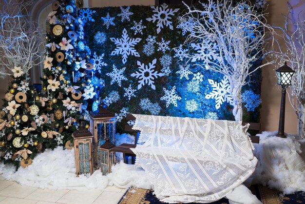 Foto decorazioni e decorazioni di capodanno una lampada per candele fiocchi di neve su un albero di natale