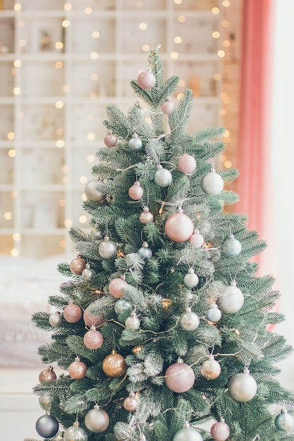 新年の装飾が施された家とスカンジナビアスタイルのクリスマスツリー