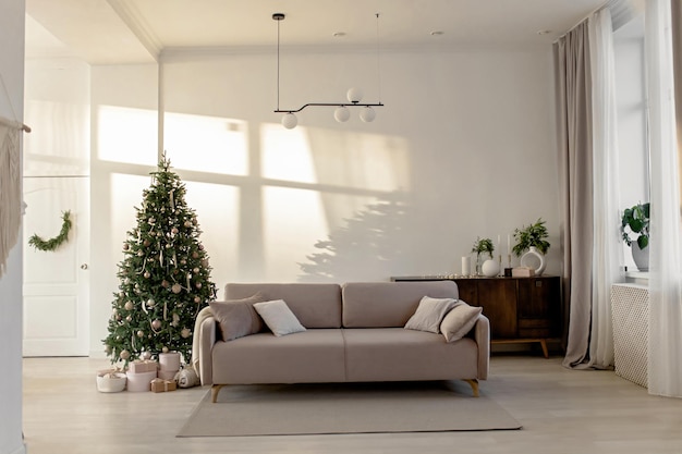 Новогодний праздничный интерьер с бежевым диваном-комодом и елкой