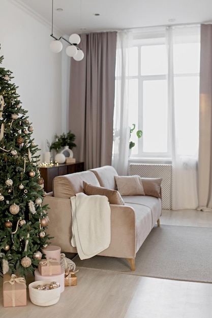 Новогодний праздничный интерьер с бежевым диваном-комодом и елкой