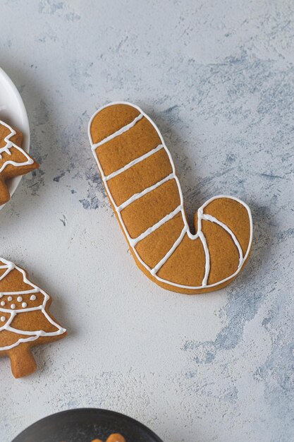 Foto biscotti di panpepato di capodanno su un tovagliolo di lino. biscotti di natale.