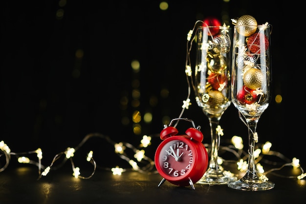 Composizione di festa di capodanno con bicchieri di champagne e bokeh