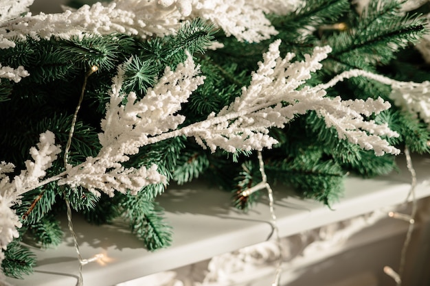 アパートの新年のインテリア、おもちゃで飾られたクリスマスツリー、クリスマスツリーの下のギフト、インテリアデザイン
