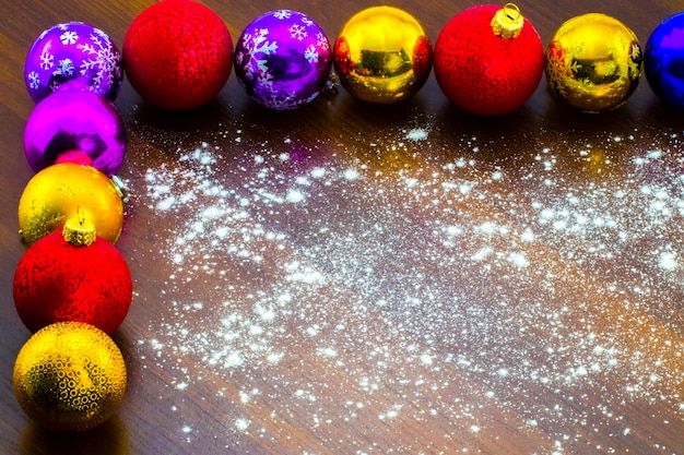 나무 테이블에 새 해의 멀티 컬러 크리스마스 공.