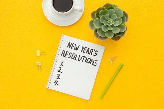 Photo new year's resolutions with christmas decorations isolated