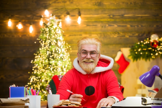 クリスマスの背景に新年のサンタマンサンタクロースクリスマスプレゼントサンタクロースメリークリスマス