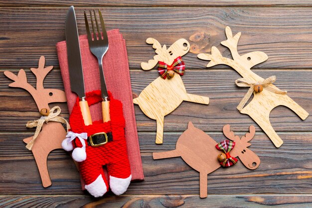 Foto set di forchetta e coltello per il nuovo anno sul tovagliolo vista superiore delle decorazioni natalizie concetto di cena di vacanza