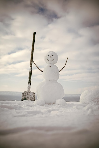 屋外の白い雪からの新年の雪だるま。