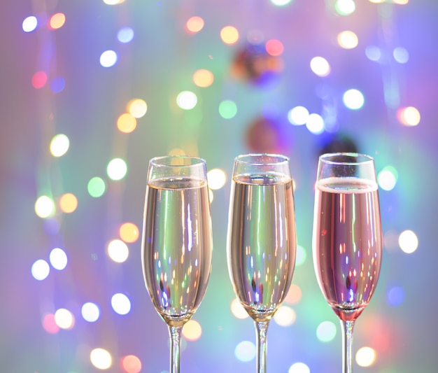 Photo new year toast champagne concept with festive decorations