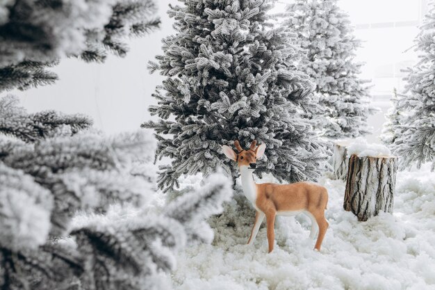 New year39s fotozone met sneeuw in de buurt van een café bakkerij kerstdecor speelgoed kerstbomen bank slinger gloeiende gloeilampen feestelijke sfeer foto voor ansichtkaart