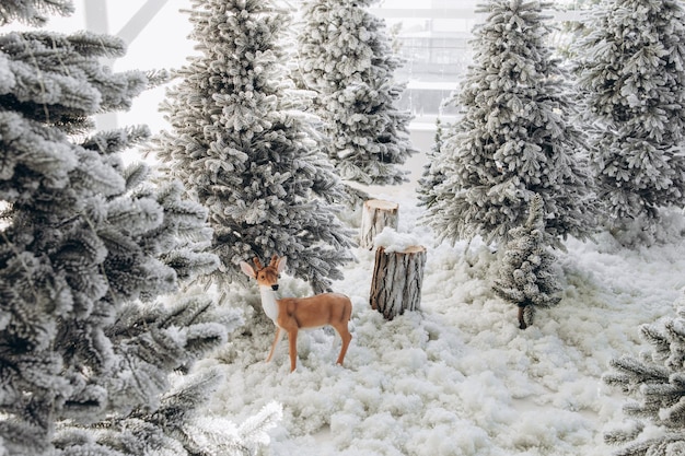 カフェ ベーカリーの近くで雪が降る新年のフォト ゾーン クリスマスの装飾のおもちゃ クリスマス ツリー ベンチ ガーランド 白熱電球 はがき用のお祝いムードの写真